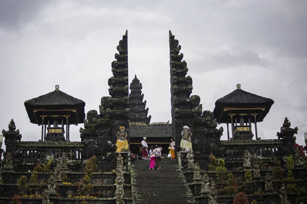 Bali Indonesia Febrero 2020 Personas Que Visitan Templo Pura Besakih — Foto de Stock