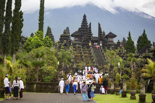 Bali Indonesia Febrero 2020 Personas Que Visitan Templo Pura Besakih — Foto de Stock