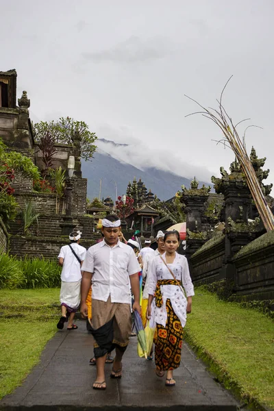 Bali Indonésia Fevereiro 2020 Pessoas Que Visitam Templo Pura Besakih — Fotografia de Stock