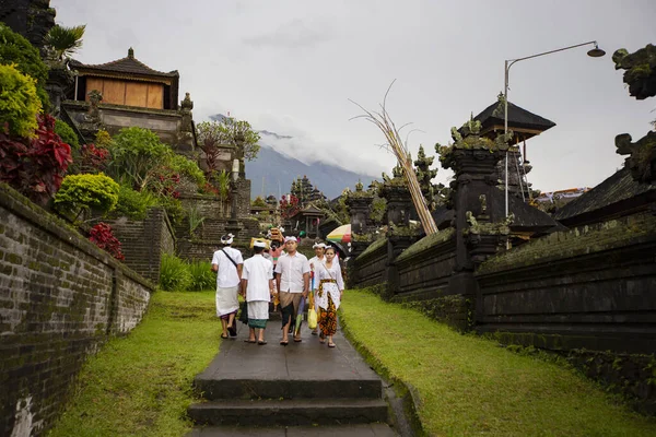 Bali Indonesia Febrero 2020 Personas Que Visitan Templo Pura Besakih — Foto de Stock