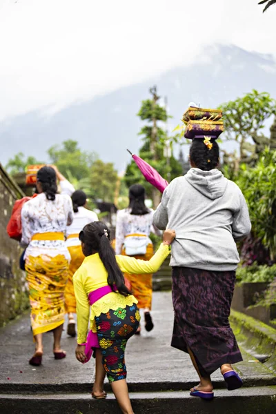 Балийская Женщина Традиционно Одета Принося Приношение Храм Утренних Ритуалов Убуд — стоковое фото