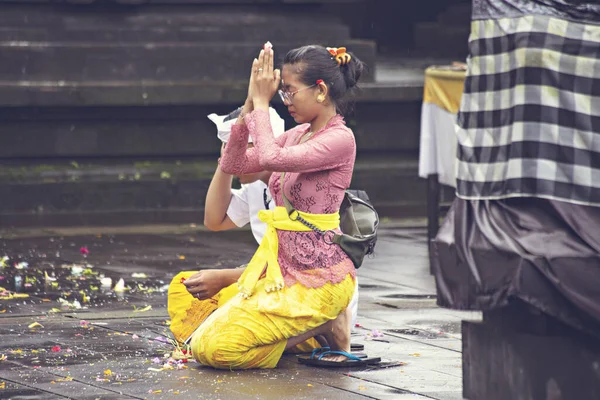Балийская Женщина Молящаяся Храме Убуд Бали — стоковое фото