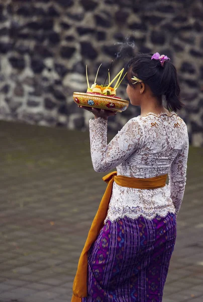 Mulher Balinesa Tradicionalmente Vestida Trazendo Oferendas Templo Para Rituais Matinais — Fotografia de Stock