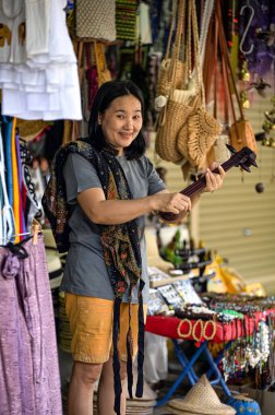 Damnoen Saduak Yüzen Pazarı 'ndaki insanlar Bangkok, Tayland' dan çok uzak değil.