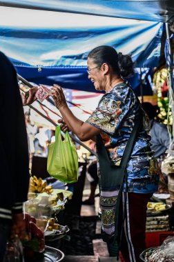 Maeklong demiryolu pazarında Taylandlı kadınlar, geleneksel Tayland pazarı, Bangkok bölgesi, Tayland