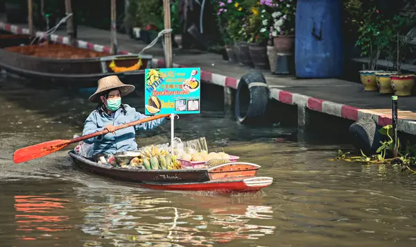 在距离泰国曼谷不远处的Damnoen Saduak浮动市场上出售食品和蔬菜的人 — 图库照片