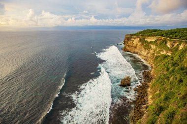Endonezya, Bali 'de gün batımında Uluwatu uçurumundan muhteşem bir manzara.