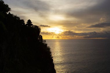 Endonezya, Bali 'de gün batımında Uluwatu uçurumundan muhteşem bir manzara.