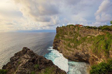 Endonezya, Bali 'de gün batımında Uluwatu uçurumundan muhteşem bir manzara.