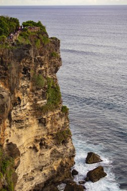 Endonezya, Bali 'de gün batımında Uluwatu uçurumundan muhteşem bir manzara.