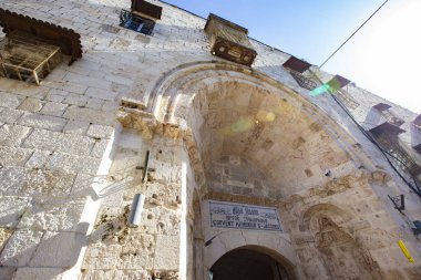 JERUSALEM, ISRAEL - Kasım 2019: Kudüs 'ün Ermeni Mahallesi' nde kilise mimarisi detayları