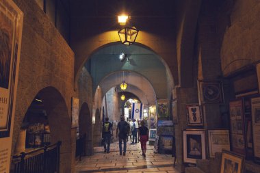 ERUSALEM, ISRAEL - Kasım 2019: Kudüs 'teki eski doğu pazarı, İsrail