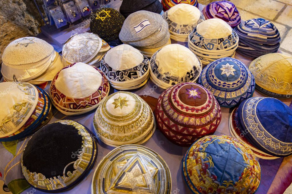 Sombreros israelíes tradicionales llamados Kippah Bukharan en el