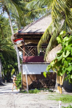 GILI HAVA, INDONEZYA - Şubat 2020: Gili Air, Bali, Endonezya 'da deniz kenarındaki güzel tropikal villa
