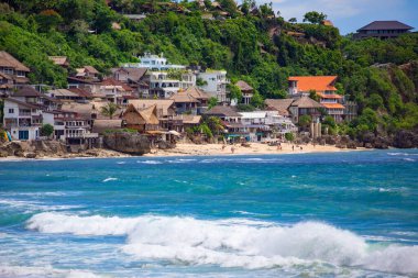 Deniz kıyısında villaları, sahil evleri, Bali, Endonezya 'da güneşli bir sahil.