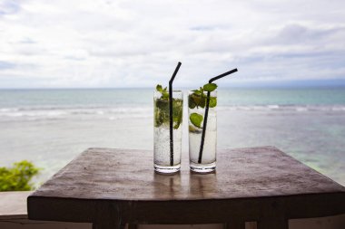 İki bardak Mojito kokteyli, deniz manzaralı, Bali plaj barı, Endonezya