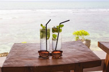 İki bardak Mojito kokteyli, deniz manzaralı, Bali plaj barı, Endonezya