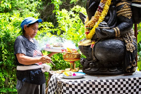 Bali Indonesia Febrero 2020 Mujer Balinesa Haciendo Rituales Religiosos Ofreciendo —  Fotos de Stock