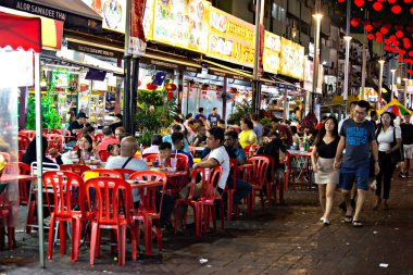 Malezya 'nın Kuala Lumpur bölgesindeki Bukit Bintang' daki gece gıda pazarındaki yerel halk
