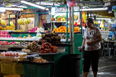 Kuala Lumpur, Malezya 'daki Bukit Bintang bölgesinde gece pazarındaki insanlar