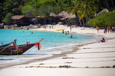 Koh Tao Adası, Koh Samui, Tayland 'daki tropik cennet kumlu plajı. Tayland 'da plaj tatili. Güneşli bir günde tropik Tayland plajı. Koh Tao 'daki Sairee plajı.