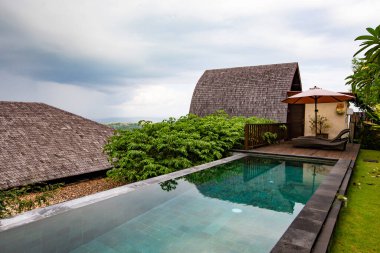 Bungalovlarda lüks havuz, seyahat konsepti.