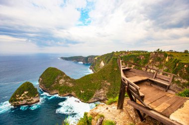 Nusa Penida Adası, Bali, Endonezya 'daki Kelingking Sahili' nin havadan görünüşü