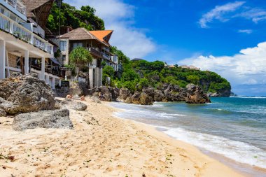 Bali, Indonezya - Şubat 2020 Bali plajı. Bingin sahilinde güzel bir tatil köyü. Bali villa, sahil evi, Pecatu, Güney Kuta, Bali, Endonezya