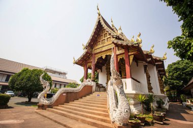 Luang Prabang, Laos 'taki geleneksel Laos Budist tapınağı. Rahipler Laos 'taki tapınağı düzenliyor.