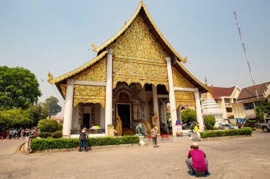 Luang Prabang, Laos 'taki geleneksel Laos Budist tapınağı. Rahipler Laos 'taki tapınağı düzenliyor.