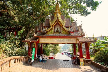 Geleneksel Tayland tapınağı mimarisi. Chiang Mai, Tayland 'daki Budist tapınağındaki güzel çiçek açan bahçe detayları. Wat Phra Doi Suthep Budist Tapınağı