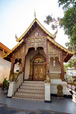 Geleneksel Tayland tapınağı mimarisi. Chiang Mai, Tayland 'daki Budist tapınağı detayları.