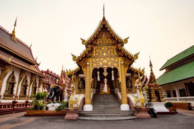 CHIANG MAI, THAILAND - Mart 2019: geleneksel Tayland tapınağı mimarisi. Chiang Mai, Tayland 'daki Budist tapınağı detayları.