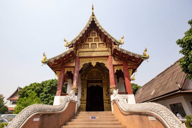 CHIANG MAI, THAILAND - Mart 2019: geleneksel Tayland tapınağı mimarisi. Chiang Mai, Tayland 'daki Budist tapınağı detayları.