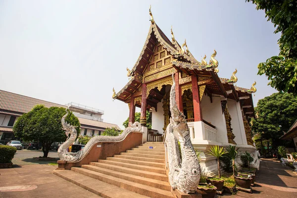 Templo Budista Tradicional Laos Luang Prabang Laos Monges Arrumam Templo — Fotografia de Stock