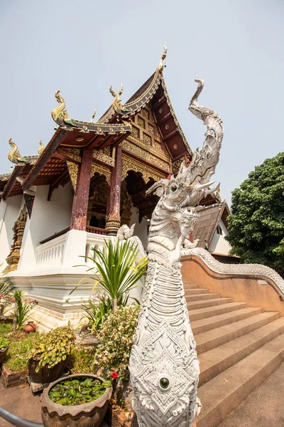 Traditioneller Buddhistischer Tempel Luang Prabang Laos Mönche Säubern Den Tempel — Stockfoto