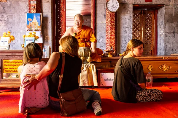Chiang Mai Thailand 2019 Március Emberek Imádkoznak Wat Phra Doi — Stock Fotó