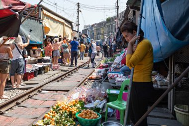 BANGKOK, THAILAND - Mart 2019: Maeklong demiryolu pazarından geçen tren, Tayland