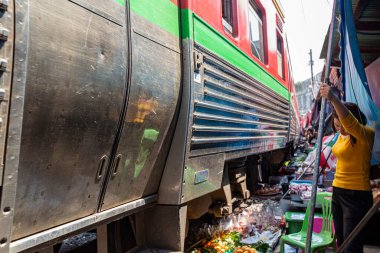 BANGKOK, THAILAND - Mart 2019: Maeklong demiryolu pazarından geçen tren, Tayland