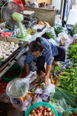 BANGKOK, THAILAND - Mart 2019: Taylandlı kadınlar Maeklong demiryolu pazarı, geleneksel Tayland pazarı, Bangkok bölgesi, Tayland