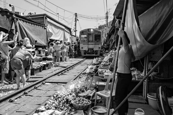 Bangkok Thailand Březen 2019 Vlak Projíždí Železničním Trhem Maeklong Thajsko — Stock fotografie