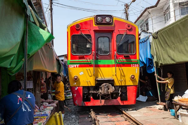 Bangkok Tajlandia Marzec 2019 Pociąg Kursujący Przez Rynek Kolejowy Maeklong — Zdjęcie stockowe