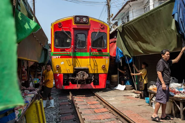 Bangkok Tajlandia Marzec 2019 Pociąg Kursujący Przez Rynek Kolejowy Maeklong — Zdjęcie stockowe