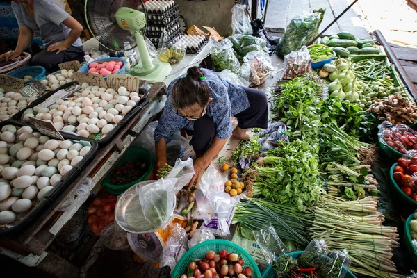 BANGKOK, THAILAND - Mart 2019: Taylandlı kadınlar Maeklong demiryolu pazarı, geleneksel Tayland pazarı, Bangkok bölgesi, Tayland