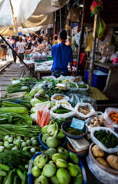 BANGKOK, THAILAND - Mart 2019: Taylandlı kadınlar Maeklong demiryolu pazarı, geleneksel Tayland pazarı, Bangkok bölgesi, Tayland