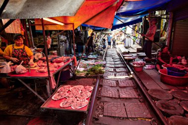 BANGKOK, THAILAND - Mart 2019: Taylandlılar Maeklong demiryolu pazarı, geleneksel Tayland pazarı, Bangkok bölgesi, Tayland