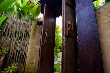 BALI, İNDONEZYA - Şubat 2020: Bali villa girişi. Ubud köyündeki güzel bir tatil köyü. Bali villa, sahil evi, Ubud, Bali, Endonezya