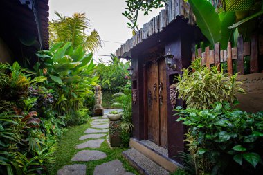 BALI, İNDONEZYA - Şubat 2020: Bali villa girişi. Ubud köyündeki güzel bir tatil köyü. Bali villa, sahil evi, Ubud, Bali, Endonezya