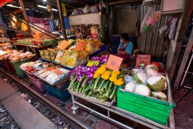 BANGKOK, THAILAND - Mart 2019: Taylandlı kadınlar Maeklong demiryolu pazarı, geleneksel Tayland pazarı, Bangkok bölgesi, Tayland
