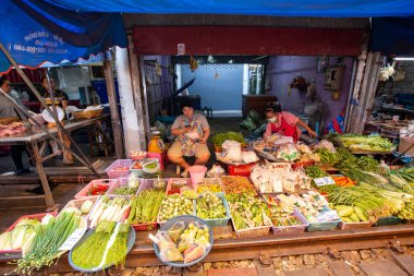 BANGKOK, THAILAND - Mart 2019: Taylandlı kadınlar Maeklong demiryolu pazarı, geleneksel Tayland pazarı, Bangkok bölgesi, Tayland